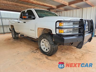 Czwarte zdjęcie samochodu z boku: 2019 CHEVROLET SILVERADO K2500 HEAVY DUTY VIN:2GC2KREG2K1165536 - miniatura