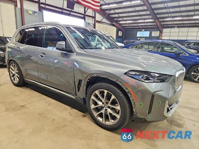 Czwarte zdjęcie samochodu z boku: 2026 BMW X5 XDRIVE50E VIN:5UX43EU01T9291753 - miniatura