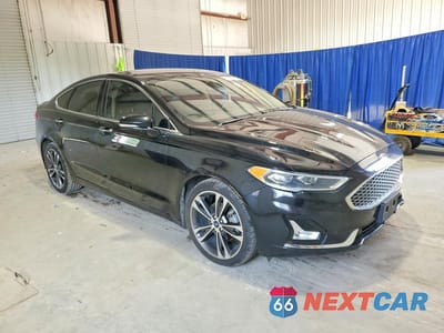 Czwarte zdjęcie samochodu z boku: 2019 FORD FUSION TITANIUM VIN:3FA6P0D94KR118849 - miniatura