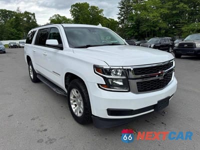 Czwarte zdjęcie samochodu z boku: 2019 CHEVROLET SUBURBAN K1500 LT VIN:1GNSKHKC1KR273818 - miniatura