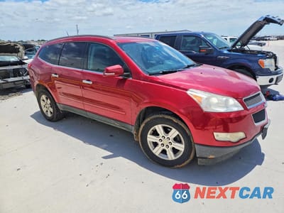 Czwarte zdjęcie samochodu z boku: 2012 CHEVROLET TRAVERSE LT VIN:1GNKRGED6CJ180092 - miniatura
