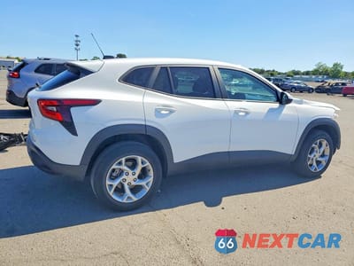 Trzecie zdjęcie samochodu z tyłu: 2024 CHEVROLET TRAX LS VIN:KL77LFE2XRC052375 - miniatura