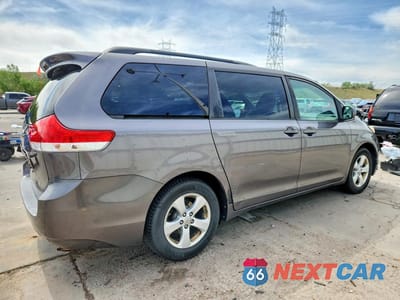 Trzecie zdjęcie samochodu z tyłu: 2011 TOYOTA SIENNA LE VIN:5TDKK3DC0BS037624 - miniatura
