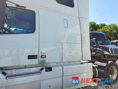 Zdjęcie 9 z 10 samochodu: 2014 VOLVO VN VNL VIN:4V4NC9EH2EN165076 - miniatura