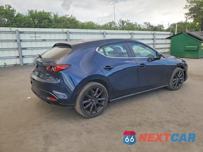 Trzecie zdjęcie samochodu z tyłu: 2024 MAZDA 3 SELECT SPORT VIN:JM1BPAKM4R1721911 - miniatura