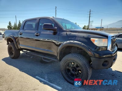Czwarte zdjęcie samochodu z boku: 2013 TOYOTA TUNDRA CREWMAX SR5 VIN:5TFEY5F14DX137208 - miniatura