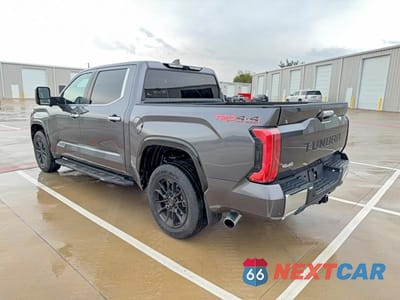 Trzecie zdjęcie samochodu z tyłu: 2024 TOYOTA TUNDRA 1794 EDITION VIN:5TFMA5DB6RX134104 - miniatura
