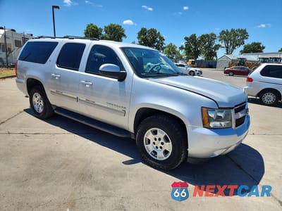 Czwarte zdjęcie samochodu z boku: 2014 CHEVROLET SUBURBAN C1500 LT VIN:1GNSCJE0XER239421 - miniatura