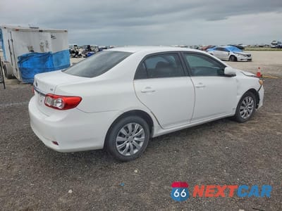 Trzecie zdjęcie samochodu z tyłu: 2013 TOYOTA COROLLA LE VIN:2T1BU4EE6DC977261 - miniatura