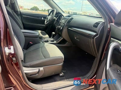 Piąte zdjęcie samochodu w środku: 2013 KIA SORENTO LX VIN:5XYKT3A68DG391838 - miniatura