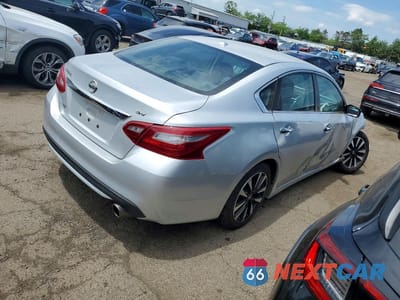 Trzecie zdjęcie samochodu z tyłu: 2018 NISSAN ALTIMA 2.5 SV VIN:1N4AL3AP1JC110747 - miniatura