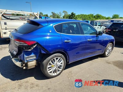 Trzecie zdjęcie samochodu z tyłu: 2022 MASERATI LEVANTE BASE VIN:ZN661XUA5NX402337 - miniatura