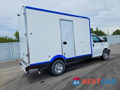 Trzecie zdjęcie samochodu z tyłu: 2021 CHEVROLET EXPRESS REFRIGERATED BOX TRUCK VIN:1GB0GSF77M1305530 - miniatura