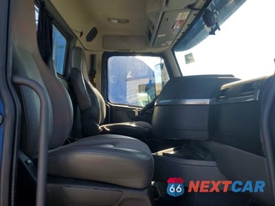 Piąte zdjęcie samochodu w środku: 2022 VOLVO VNR SEMI TRUCK VIN:4V4WC9EH2NN604328 - miniatura