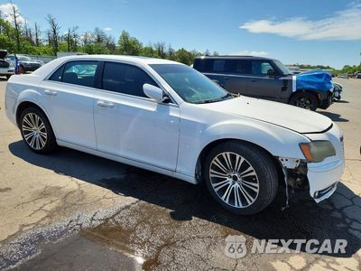Czwarte zdjęcie samochodu z boku: 2014 CHRYSLER 300 VIN:2C3CCABG1EH182819 - miniatura