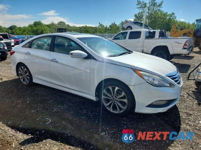 Czwarte zdjęcie samochodu z boku: 2014 HYUNDAI SONATA SE VIN:5NPEC4AC9EH932396 - miniatura