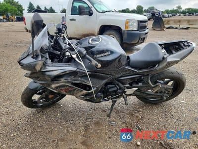 Trzecie zdjęcie samochodu z tyłu: 2026 KAWASAKI EX650 R VIN:ML5EXER18TDAH3312 - miniatura