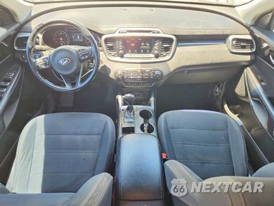 Zdjęcie 8 z 12 samochodu: 2017 KIA SORENTO VIN:5XYPG4A36HG189401 - miniatura