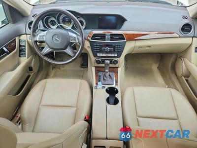 Zdjęcie 8 z 12 samochodu: 2012 MERCEDES-BENZ C 250 VIN:WDDGF4HBXCA602855 - miniatura