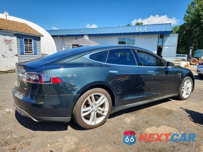 Trzecie zdjęcie samochodu z tyłu: 2013 TESLA MODEL S VIN:5YJSA1DN5DFP09094 - miniatura