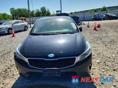 Piąte zdjęcie samochodu w środku: 2017 KIA FORTE LX VIN:3KPFK4A78HE135897 - miniatura