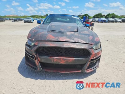 Piąte zdjęcie samochodu w środku: 2020 FORD MUSTANG VIN:1FATP8UH5L5139755 - miniatura