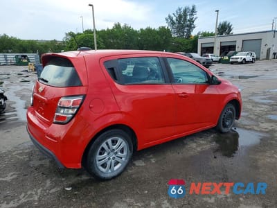Trzecie zdjęcie samochodu z tyłu: 2020 CHEVROLET SONIC VIN:1G1JG6SB6L4122062 - miniatura