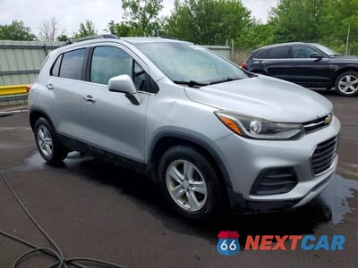 Czwarte zdjęcie samochodu z boku: 2017 CHEVROLET TRAX 1LT VIN:3GNCJLSB0HL208136 - miniatura