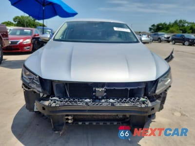 Piąte zdjęcie samochodu w środku: 2017 VOLKSWAGEN PASSAT S VIN:1VWAT7A30HC029504 - miniatura