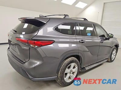 Trzecie zdjęcie samochodu z tyłu: 2022 TOYOTA HIGHLANDER HYBRID LE VIN:5TDZARAH5NS515707 - miniatura