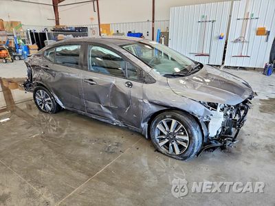 Czwarte zdjęcie samochodu z boku: 2025 NISSAN VERSA SV VIN:3N1CN8EV3SL819725 - miniatura