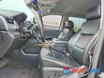 Zdjęcie 7 z 13 samochodu: 2018 CHEVROLET SUBURBAN VIN:1GNSKHKC4JR238611 - miniatura