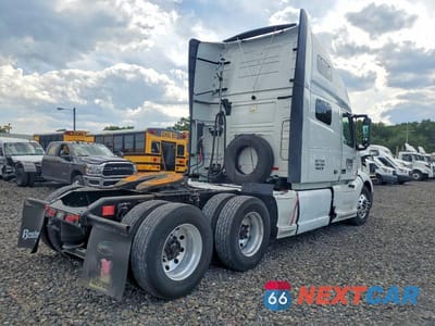 Czwarte zdjęcie samochodu z boku: 2019 VOLVO VNL SEMI TRUCK VIN:4V4NC9EH3KN221831 - miniatura