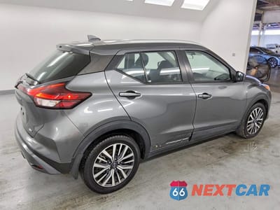 Trzecie zdjęcie samochodu z tyłu: 2023 NISSAN KICKS SV VIN:3N1CP5CV1PL505560 - miniatura