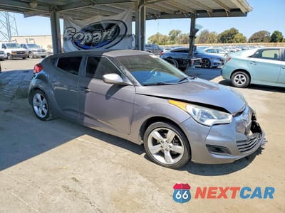 Czwarte zdjęcie samochodu z boku: 2014 HYUNDAI VELOSTER BASE VIN:KMHTC6AD6EU193565 - miniatura