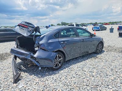 Trzecie zdjęcie samochodu z tyłu: 2022 KIA FORTE LXS VIN:3KPF24AD0NE462134 - miniatura