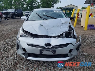 Piąte zdjęcie samochodu w środku: 2017 TOYOTA PRIUS THREE VIN:JTDKARFU0H3047351 - miniatura