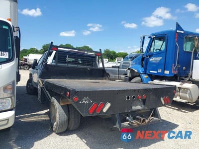 Trzecie zdjęcie samochodu z tyłu: 2023 CHEVROLET SILVERADO K3500 VIN:1GB4YSEY9PF121187 - miniatura