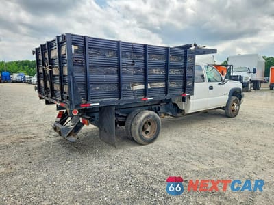 Trzecie zdjęcie samochodu z tyłu: 2005 CHEVROLET SILVERADO K3500 VIN:1GBJK39U05E339488 - miniatura