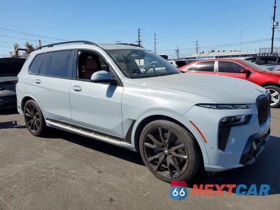 Czwarte zdjęcie samochodu z boku: 2023 BMW X7 XDRIVE40I VIN:5UX23EM03P9P92642 - miniatura