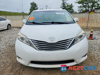 Piąte zdjęcie samochodu w środku: 2013 TOYOTA SIENNA XLE 8-PASSENGER VIN:5TDYK3DC2DS382540 - miniatura