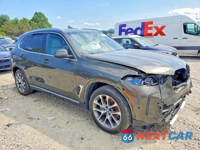 Czwarte zdjęcie samochodu z boku: 2025 BMW X5 XDRIVE40I VIN:5UX23EU05S9W72060 - miniatura