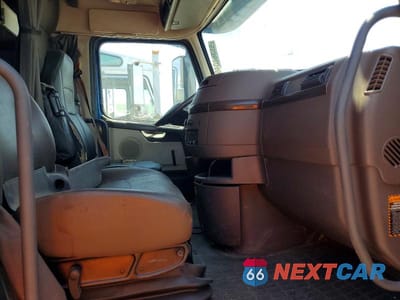 Piąte zdjęcie samochodu w środku: 2017 VOLVO VNL SEMI TRUCK VIN:4V4NC9EH6HN973497 - miniatura