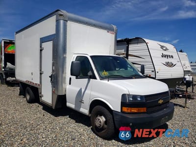 Czwarte zdjęcie samochodu z boku: 2021 CHEVROLET EXPRESS BOX TRUCK VIN:1HA6GVC76MN006823 - miniatura