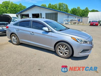 Czwarte zdjęcie samochodu z boku: 2017 HYUNDAI SONATA SE VIN:5NPE24AF2HH493771 - miniatura