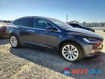 Czwarte zdjęcie samochodu z boku: 2017 TESLA MODEL X VIN:5YJXCBE26HF077027 - miniatura
