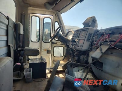 Piąte zdjęcie samochodu w środku: 2006 INTERNATIONAL 4300 REFUSE TRUCK VIN:1HTMMAAR26H339476 - miniatura