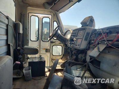 Piąte zdjęcie samochodu w środku: 2006 INTERNATIONAL 4300 REFUSE TRUCK VIN:1HTMMAAR26H339476 - miniatura
