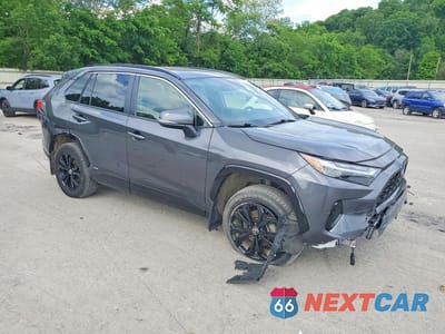 Czwarte zdjęcie samochodu z boku: 2024 TOYOTA RAV4 SE VIN:JTM16RFV3RJ043975 - miniatura