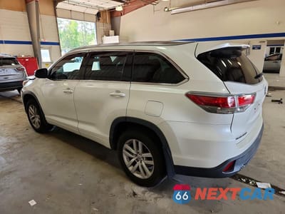 Drugie zdjęcie samochodu z przodu: 2015 TOYOTA HIGHLANDER LE VIN:5TDBKRFH4FS121429 - miniatura